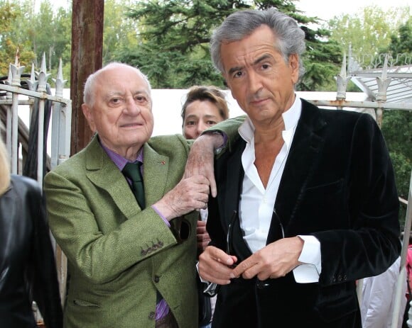 Exclusif - Pierre Bergé et Bernard-Henri Lévy au pèlerinage littéraire à la maison d'Émile Zola à Médan, le 6 octobre 2013.