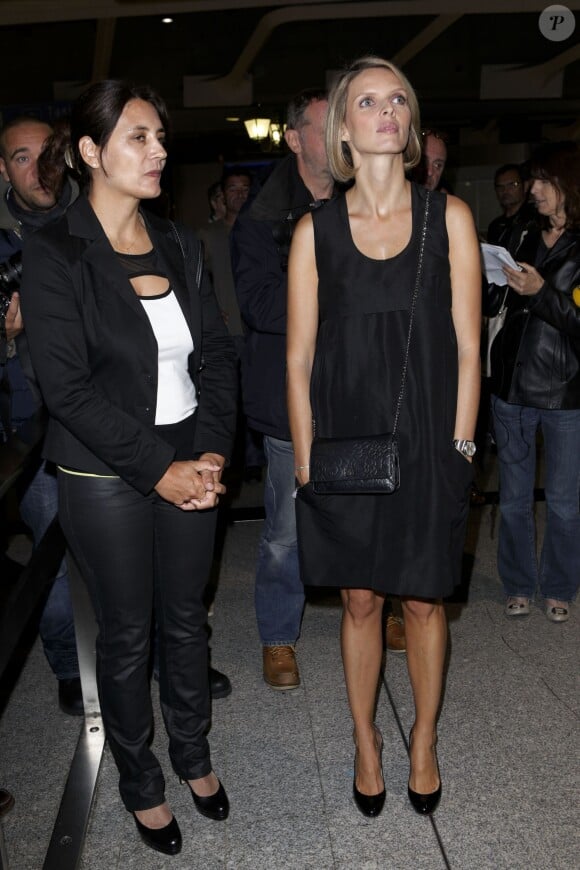 Sylvie Tellier à l'aéroport de Roissy Charles de Gaulle le 30 septembre, pour accueillir Marine Lorphelin de retour de Bali où elle est arrivée première dauphine lors de l'élection Miss Monde 2013.