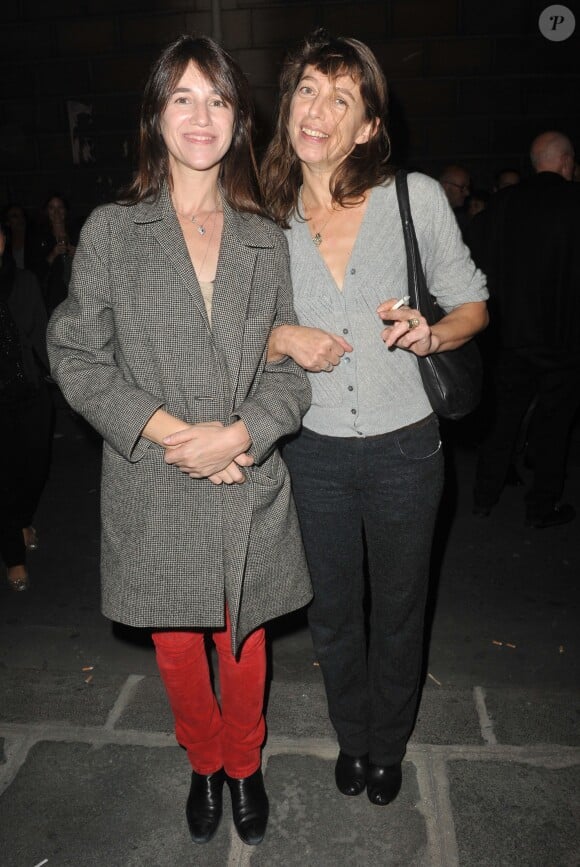 Charlotte Gainsbourg et sa soeur Kate Barry à Paris, le 25 septembre 2013.