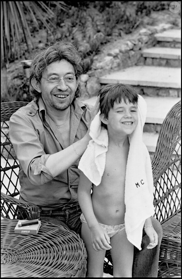 Serge Gainsbourg et sa fille Charlotte à Saint-Tropez, en juillet 1977.