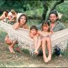 Serge Gainsbourg et Jane Birkin avec Kate Barry et Charlotte Gainsbourg, à Saint-Tropez le 19 juillet 1977.