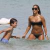 Sylvie van der Vaart et son fils Damian, complices sur une plage de Miami, le 8 octobre 2013