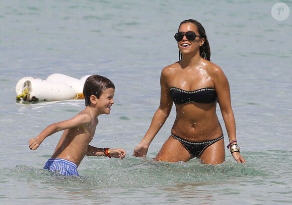 Sylvie van der Vaart et son fils Damian, complices sur une plage de Miami, le 8 octobre 2013