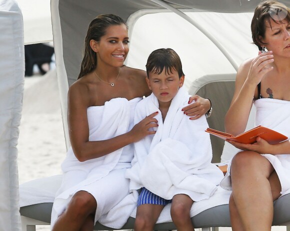 Sylvie van der Vaart et son fils Damian sur une plage de Miami, le 8 octobre 2013