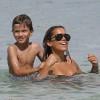 Sylvie van der Vaart et son fils Damian prennent du bon temps sur une plage de Miami, le 8 octobre 2013
