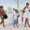 Sylvie van der Vaart et son fils Damian sur une plage de Miami, le 8 octobre 2013