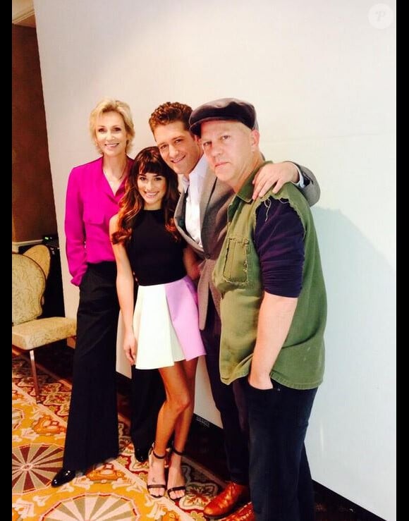 Lea Michele pose avec Ryan Murphy, Jane Lynch et Matthew Morrison, lors d'une conférence de presse à Los Angeles, le 8 octobre 2013.