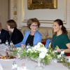 Margriet des Pays-Bas et Victoria de Suède lors d'une réunion des membres d'honneur du Comité International Paralympique le 8 octobre 2013 au palais royal à Bruxelles.
