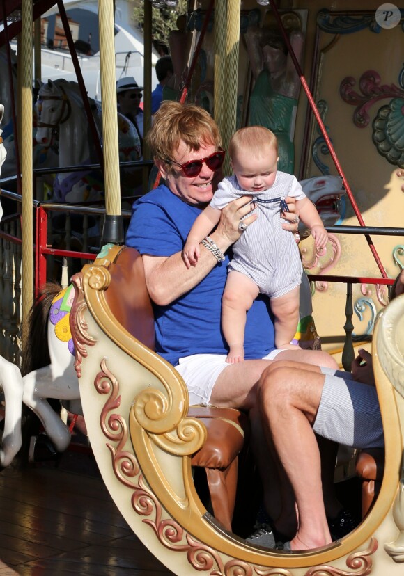 Elton John et son petit Elijah à Saint-Tropez, le 22 août 2013.