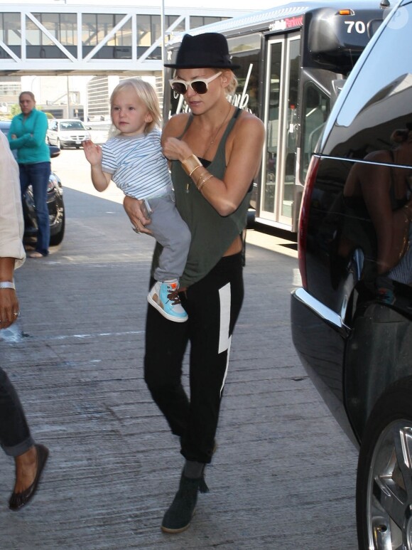 Kate Hudson avec ses fils Bingham et Ryder à l'aéroport de Los Angeles, le 11 octobre 2013.