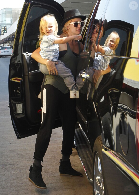 Kate Hudson avec son fils Bingham à l'aéroport de Los Angeles, le 11 octobre 2013.