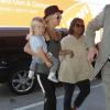 Kate Hudson avec son fils Bingham à l'aéroport LAX de Los Angeles, le 11 octobre 2013.