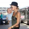 Kate Hudson prend l'avion avec ses fils Bingham et Ryder à Los Angeles, le 11 octobre 2013.