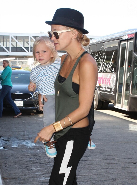 Kate Hudson prend l'avion avec ses fils Bingham et Ryder à Los Angeles, le 11 octobre 2013.