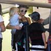 Kate Hudson en compagnie de son fils Bingham à l'aéroport LAX de Los Angeles, le 11 octobre 2013.