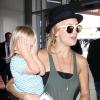 Kate Hudson en compagnie de son fils Bingham à l'aéroport LAX de Los Angeles, le 11 octobre 2013.