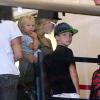 Kate Hudson à l'aéroport LAX de Los Angeles avec ses fils Bingham et Ryder à  Los Angeles, le 11 octobre 2013.