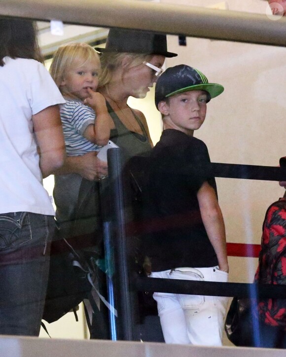 Kate Hudson à l'aéroport LAX de Los Angeles avec ses fils Bingham et Ryder à  Los Angeles, le 11 octobre 2013.