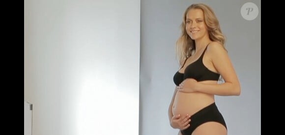 Teresa Palmer en sous-vêtements, dévoile son baby-bump.