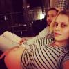 Mark Webber et Teresa Palmer enceinte sur une photo Instagram.