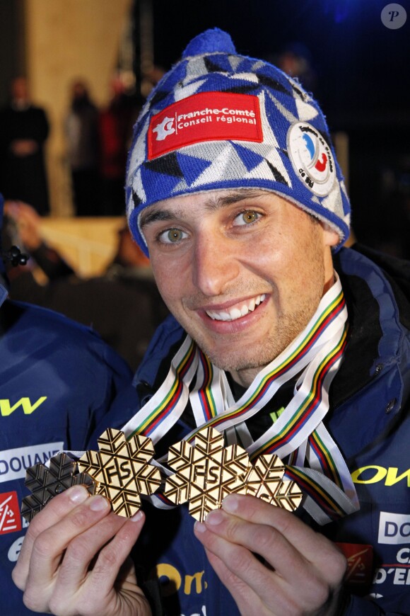 Jason Lamy-Chappuis et sa médaille d'or décrochée lors des championnats du monde du combiné nordique à Val di Fiemme, le 2 mars 2013