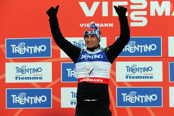 Jason Lamy-Chappuis et sa médaille de bronze lors des championnats du monde de combiné nordique à Val di Fiemme, le 28 février 2013 sur l'épreuve du 10 km grand tremplin