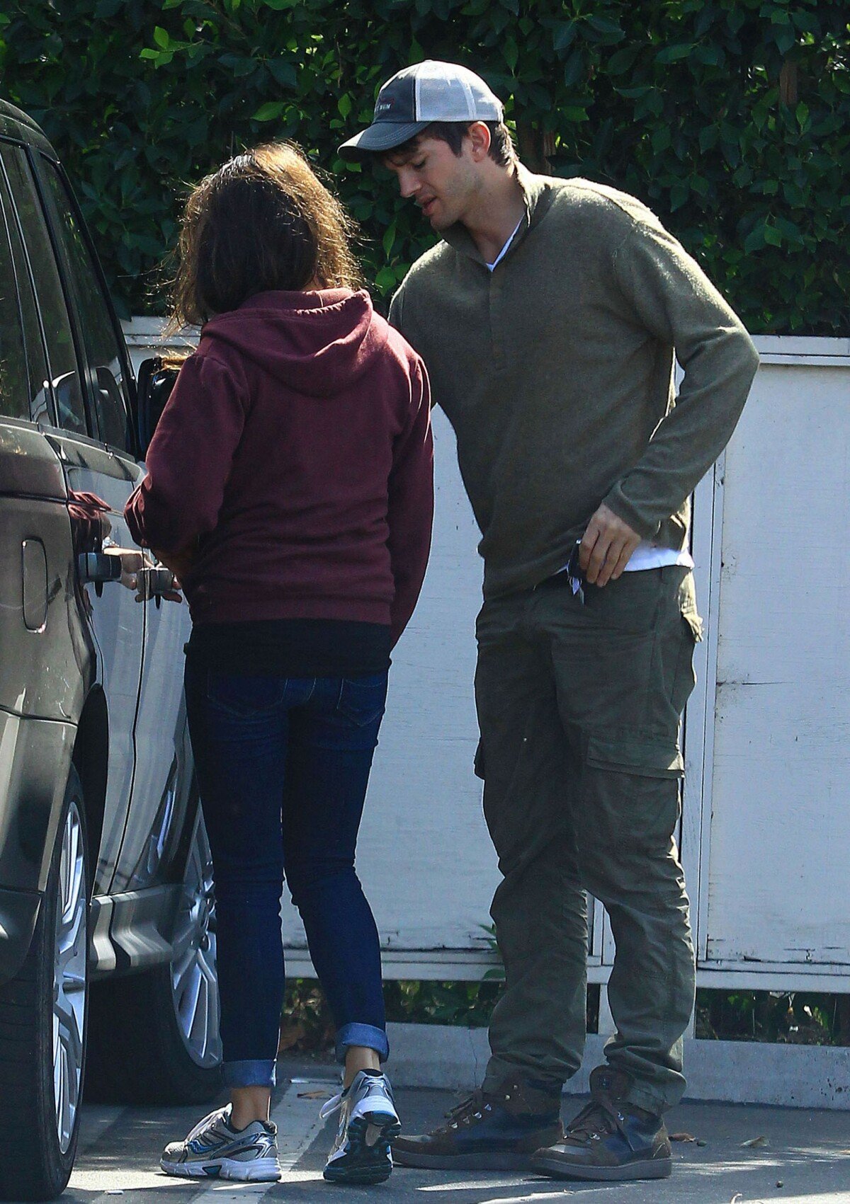 Vidéo : Exclusif - Mila Kunis et Ashton Kutcher à Sherman Oaks, le 13