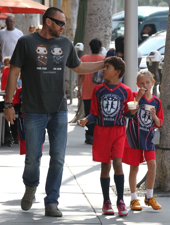 Martin kirsten, nouvel homme de la belle Heidi Klum s'occupe des enfants le 13 octobre 2013 à Los Angeles