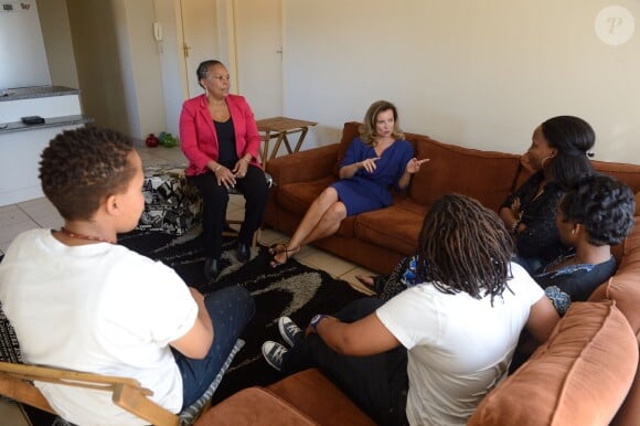 Valérie Trierweiler et Christiane Taubira lors d'une rencontre avec des militants et militantes de la cause homosexuelle ainsi qu'un couple de lesbiennes noires dans un township d'Afrique du Sud, à Kyalami, le 14 octobre 2013