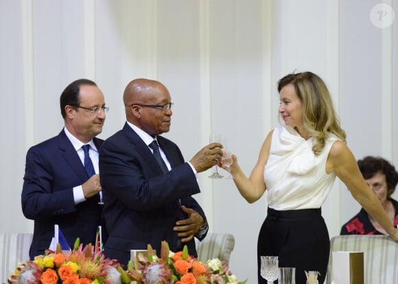 François Hollande et Valérie Trierweiler lors du dîner officiel avec le président sud-africain Zuma avec l'une de ses épouses, à Pretoria le 14 octobre 2013