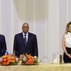 François Hollande et Valérie Trierweiler lors du dîner officiel avec le président sud-africain Zuma avec l'une de ses épouses, à Pretoria le 14 octobre 2013