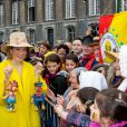  Joyeuse entrée du roi Philippe et de la reine Mathilde de Belgique à Liège le 11 octobre 2013. Le manteau jaune poussin de la reine a fait piailler ! 