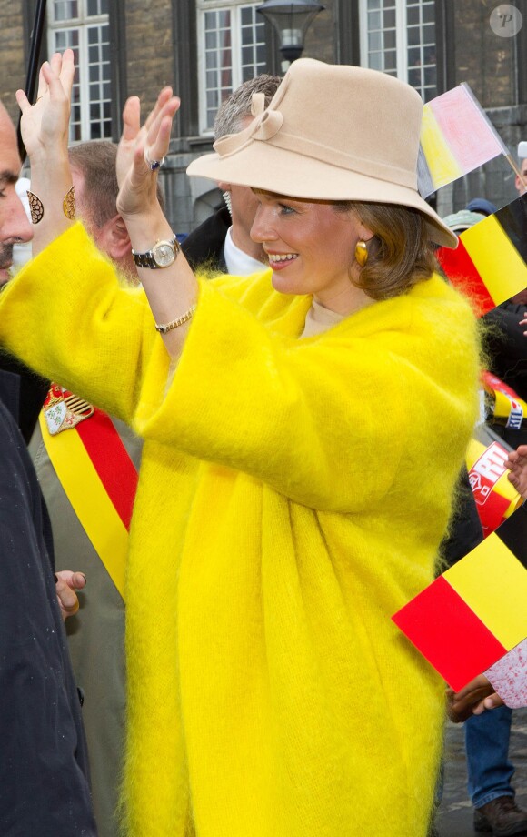 Joyeuse entrée du roi Philippe de Belgique et de la reine Mathilde à Liège le 11 octobre 2013. Le manteau jaune poussin de la reine a fait piailler !
