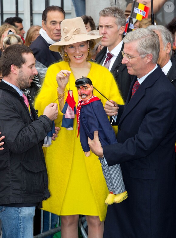 Les cadeaux n'ont pas manqué pour la joyeuse entrée du roi Philippe et de la reine Mathilde de Belgique à Liège le 11 octobre 2013. Le manteau jaune poussin de la reine a fait piailler !