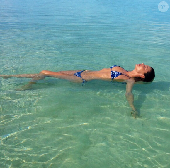 Miranda Kerr se prélasse dans l'océan