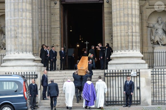 Le cercueil arrive lors des obsèques de Patrice Chéreau en l'église Saint-Sulpice à Paris, le 16 octobre 2013.