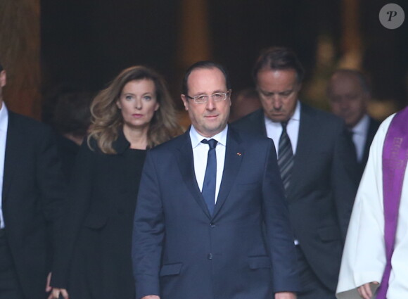 Valérie Trierweiler, François Hollande et Jean-Pierre Bel à la sortie des obsèques de Patrice Chéreau en l'Eglise Saint-Sulpice à Paris, le 16 octobre 2013.