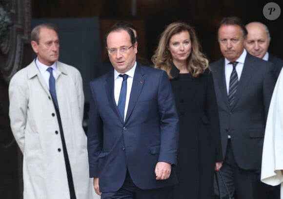 Bertrand Delanoë, Valérie Trierweiler, François Hollande et Jean-Pierre Bel à la sortie des obsèques de Patrice Chéreau en l'Eglise Saint-Sulpice à Paris, le 16 octobre 2013.