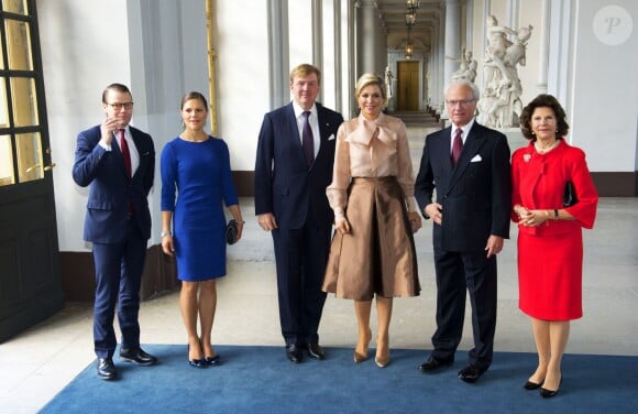 Le roi Willem-Alexander et la reine Maxima des Pays-Bas étaient reçus à Stockholm le 14 octobre 2013 par le roi Carl XVI Gustaf de Suède, la reine Silvia, la princesse Victoria, le prince Daniel et le prince Carl Philip pour leur visite inaugurale.