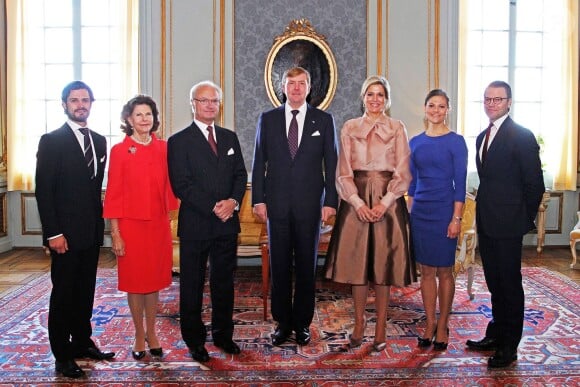 Le roi Carl XVI Gustaf de Suède accueillait le 14 octobre 2013 le roi Willem-Alexander et la reine Maxima des Pays-Bas au palais royal à Stockholm, entouré de la reine Silvia, la princesse Victoria, le prince Daniel et le prince Carl Philip, pour leur visite inaugurale.