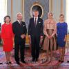 Le roi Carl XVI Gustaf de Suède accueillait le 14 octobre 2013 le roi Willem-Alexander et la reine Maxima des Pays-Bas au palais royal à Stockholm, entouré de la reine Silvia, la princesse Victoria, le prince Daniel et le prince Carl Philip, pour leur visite inaugurale.
