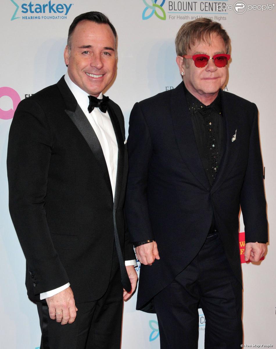 Elton John reçoit ses invités au 12e dîner de sa fondation à New York, le 15 octobre 2013.