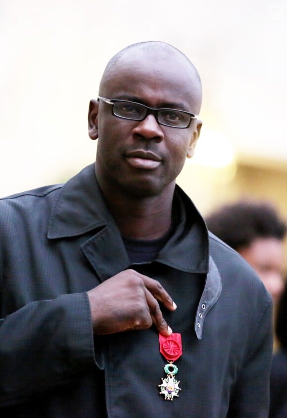 Lilian Thuram promu au grade d'Officier de la Légion d'honneur par le président de la République François Hollande au palais de l'Elysée à Paris le 17 septembre 2013