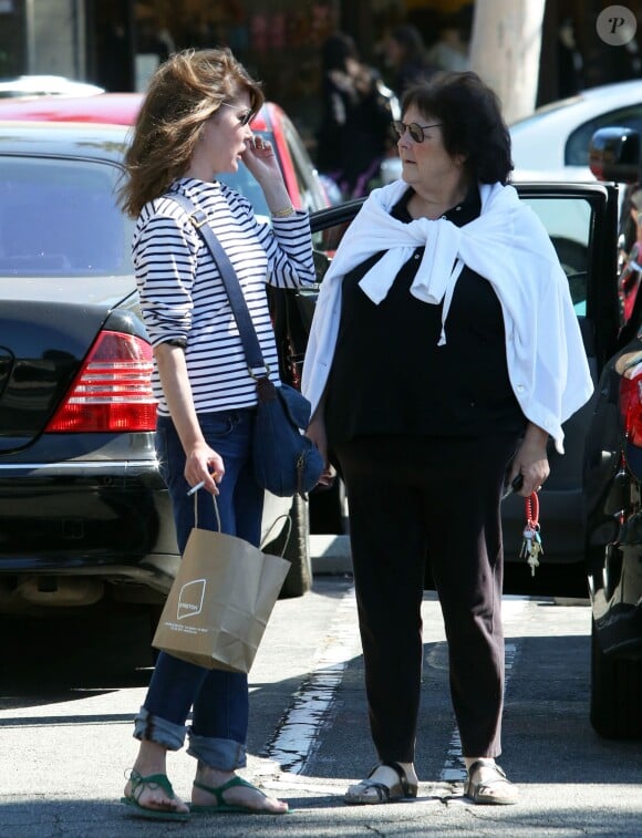 Exclusif - Lara Flynn Boyle, méconnaissable, fait du shopping avec sa mère au Beverly Glen Market à Bel Air. Le 16 octobre 2013.