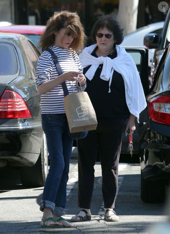 Exclusif - Lara Flynn Boyle, méconnaissable, fait du shopping avec sa mère au Beverly Glen Market à Bel Air. Le 16 octobre 2013.