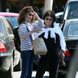 Exclusif - Lara Flynn Boyle, méconnaissable, fait du shopping avec sa mère au Beverly Glen Market à Bel Air. Le 16 octobre 2013.