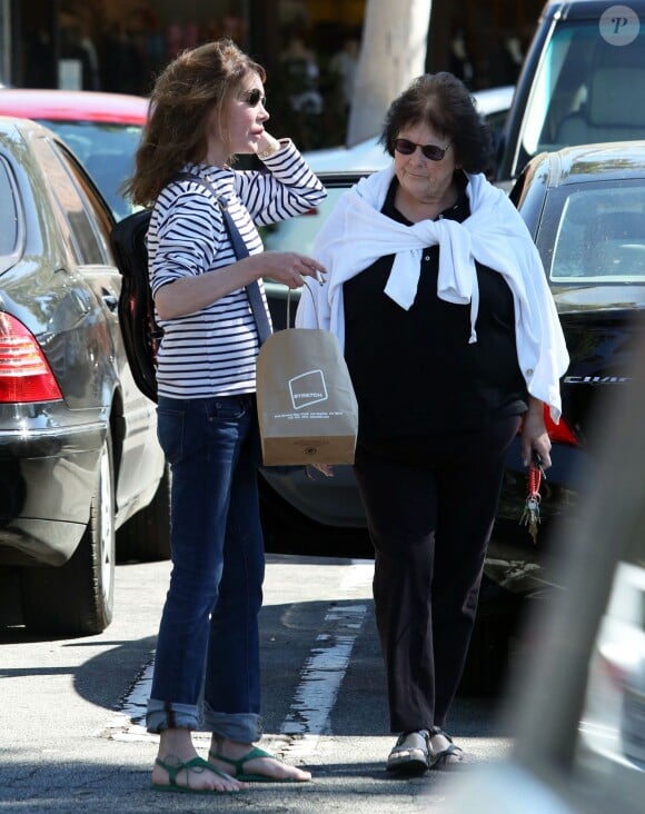 Exclusif - Lara Flynn Boyle fait du shopping avec sa mère au Beverly Glen Market à Bel Air. Le 16 octobre 2013.