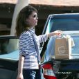 Exclusif - Lara Flynn Boyle, méconnaissable, fait du shopping avec sa maman au Beverly Glen Market à Bel Air. Le 16 octobre 2013.