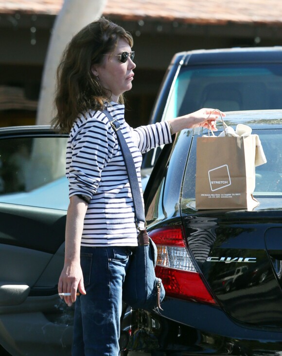 Exclusif - Lara Flynn Boyle, méconnaissable, fait du shopping avec sa maman au Beverly Glen Market à Bel Air. Le 16 octobre 2013.