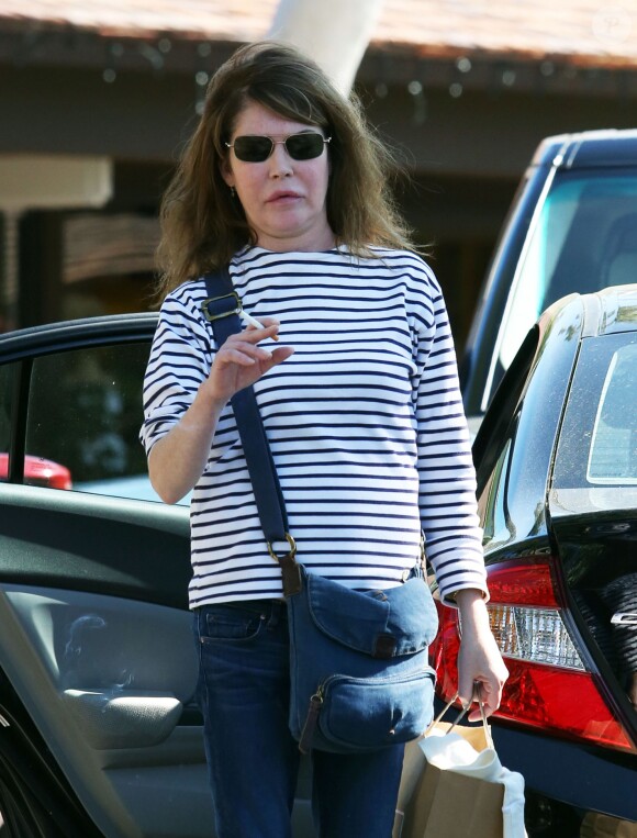 Exclusif - Lara Flynn Boyle, méconnaissable, fait du shopping avec sa mère au Beverly Glen Market à Bel Air. Le 16 octobre 2013.